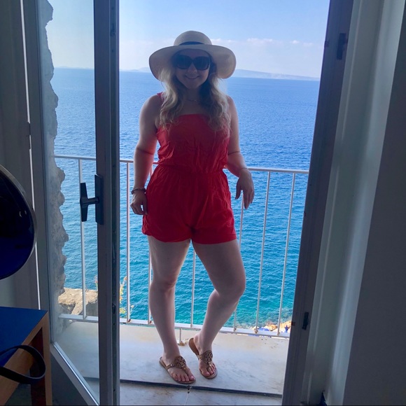 ⭐️Meet your Posher!!⭐️😘 - Picture 2 of 4